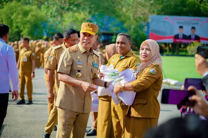 Gubernur Sultra, Andi Sumangerukka (ASR), saat membagikan 556 paket sembako kepada ASN golongan I dan II di lingkup Pemprov Sultra. (FOTO: Biro Adpim Sultra)