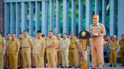 Gubernur Sultra, Andi Sumangerukka, saat memimpin apel perdana bertempat di Lapangan Upacara Kantor Gubernur Sultra. (FOTO: Biro Adpim Sultra)