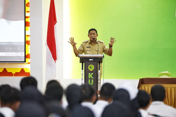 Wagub Sultra, Hugua, secara resmi membuka Orientasi Pengenalan Nilai dan Etika pada Instansi Pemerintah bagi PPPK Gelombang VI Angkatan XXVII, XXVIII, XXIX, dan XXX di lingkup Pemprov Sultra. (FOTO: Biro Adpim Sultra)