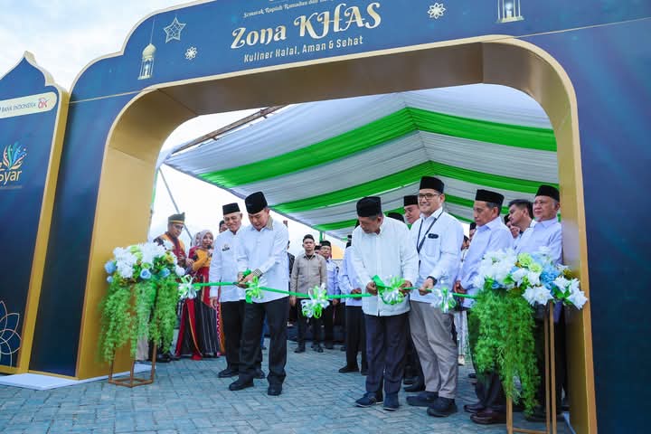 Gubernur Sultra, Andi Sumangerukka, secara resmi meluncurkan Zona Kuliner Halal, Aman, dan Sehat (KHAS) bertempat di Masjid Al-Alam Kendari. (FOTO: Biro Adpim Sultra)