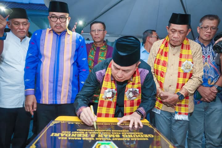 Gubernur Sultra, Mayjen TNI (Purn) Andi Sumangerukka, saat meresmikan Sekolah Unggulan dan Gedung Baru SMA, SMK, dan SLB se-Kota Kendari yang dilaksanakan di Gedung Baru SMAN 1 Kendari pada Kamis, (6/4). (FOTO: Laode Kaharmin/Biro Adpim Sultra)