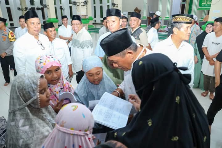 Wagub Sultra, Hugua, saat melaksanakan kegiatan Safari Ramadan di Masjid Raya As-Salam Kelurahan Wanggudu, Kecamatan Asera, Konawe Utara.