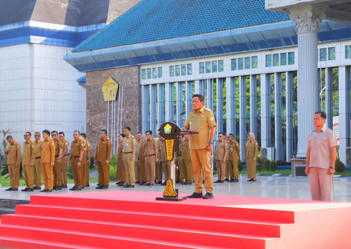 Wagub Sultra Hugua saat memimpin apel gabungan lingkup Pemprov Sultra di Lapangan Upacara Kantor Gubernur pada Senin (10/03)
