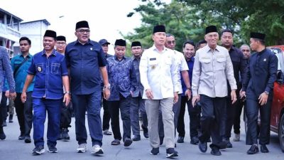 Sekda Sultra, Drs H Asrun Lio MHum PhD saat bersama Gubernur, Mayjen TNI (Purn) Andi Sumangerukka.