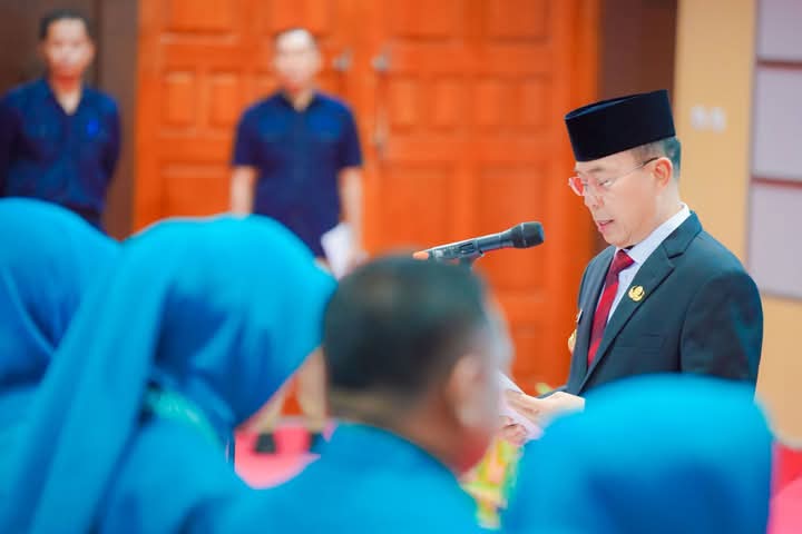 Gubernur Sultra, Andi Sumangerukka, saat melantik pengurus TP-PKK Sultra untuk periode 2025-2030 bertempat di Aula Merah Putih, Rumah Jabatan Gubernur Sultra, Selasa (11/3).