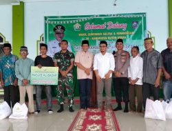 Wagub Sultra Salurkan 5.500 Paket Sembako di Masjid Al Badar Buton Utara