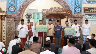 Wagub Sultra, Hugua saat melaksanakan safari ramadan dan penyerahan bantuan dana hibah di Tomia Kabupaten Wakatobi.