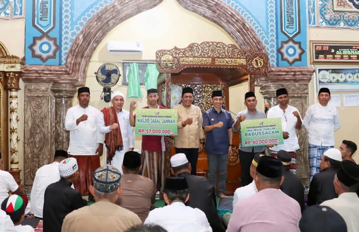 Wagub Sultra, Hugua saat melaksanakan safari ramadan dan penyerahan bantuan dana hibah di Tomia Kabupaten Wakatobi.