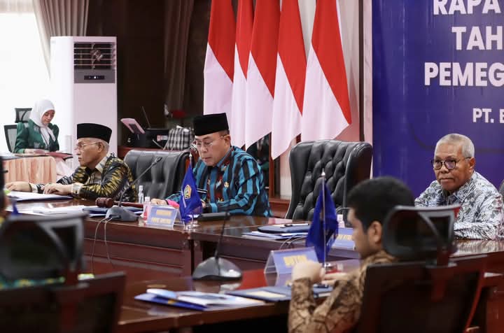Gubernur Sultra, Mayjen TNI (Purn) Andi Sumangerukka, secara resmi membuka dan mengikuti RUPS Bank Sultra untuk tahun buku 2024, sekaligus RUPS LB, yang berlangsung di Aula Merah Putih Rujab Gubernur.