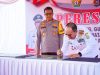 Gubernur Sultra, Mayjen TNI (Purn) Andi Sumangerukka, saat meresmikan kolam renang berstandar nasional di Markas Komando Satuan Brimob Polda Sultra pada Kamis (20/3). (FOTO: Biro Adpim Sultra) 