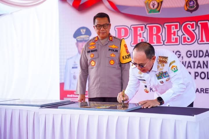 Gubernur Sultra, Mayjen TNI (Purn) Andi Sumangerukka, saat meresmikan kolam renang berstandar nasional di Markas Komando Satuan Brimob Polda Sultra pada Kamis (20/3). (FOTO: Biro Adpim Sultra) 