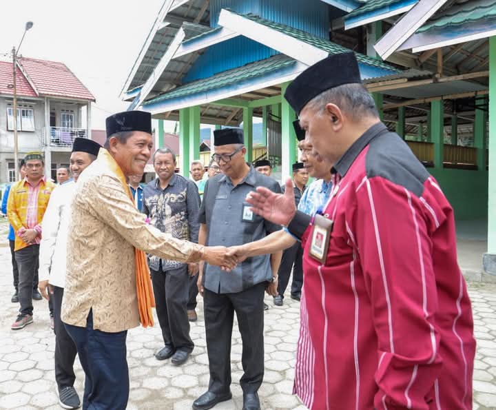 Wagub Sultra, Hugua, saat melanjutkan kegiatan Safari Ramadan di Kabupaten Buton.