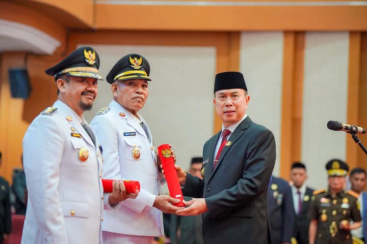 Gubernur Sultra, Andi Sumangerukka, resmi melantik, Azhari sebagai Bupati dan Muhammad Adam Basan, sebagai Wakil Bupati Buton Tengah untuk masa jabatan 2025-2030 bertempat di Ruang Pola Kantor Gubernur Sultra, Jumat (21/3).