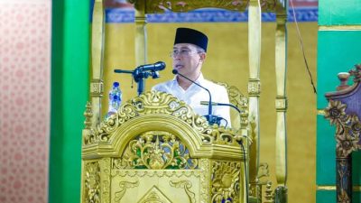 Gubernur Sultra, Mayjen TNI (Purn) Andi Sumangerukka, saat menghadiri kegiatan Safari Ramadan 1446 H / 2025 M di Masjid Raya Kabupaten Konawe.