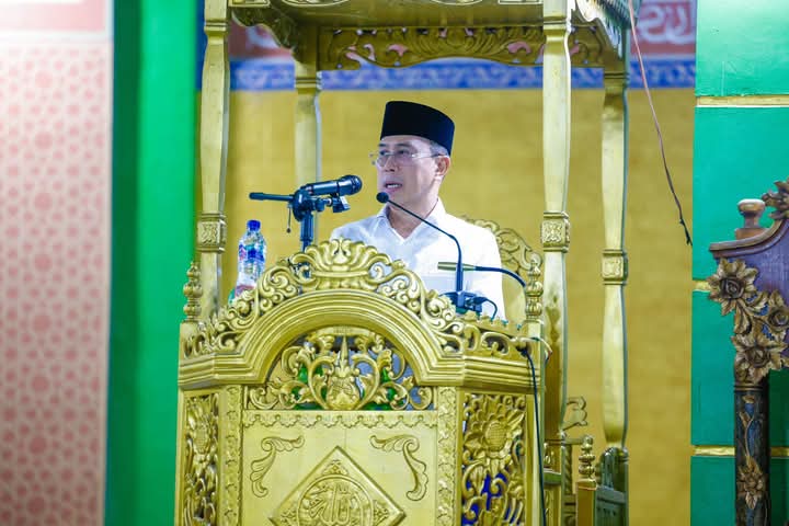 Gubernur Sultra, Mayjen TNI (Purn) Andi Sumangerukka, saat menghadiri kegiatan Safari Ramadan 1446 H / 2025 M di Masjid Raya Kabupaten Konawe.