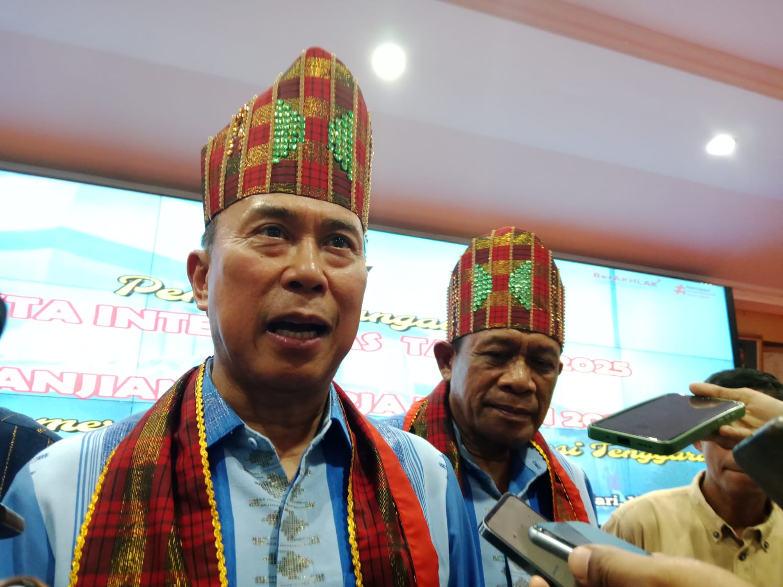 Gubernur Sultra Andi Sumangerukka bersama Wakil Gubernur Hugua.