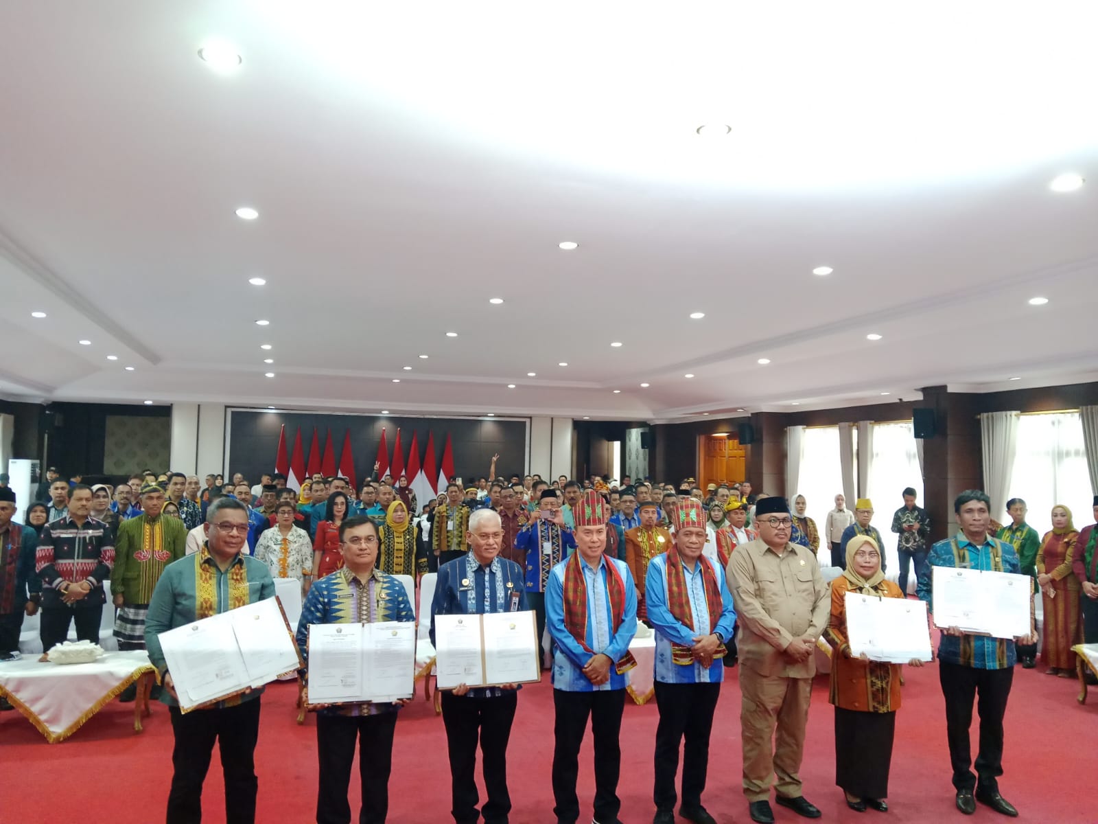 Proses penandatanganan pakta integritas dan perjanjian kinerja tahun 2025 Lingkup Pemprov Sultra bertempat di Aula Merah Putih Rumah Jabatan Gubernur Sultra.
