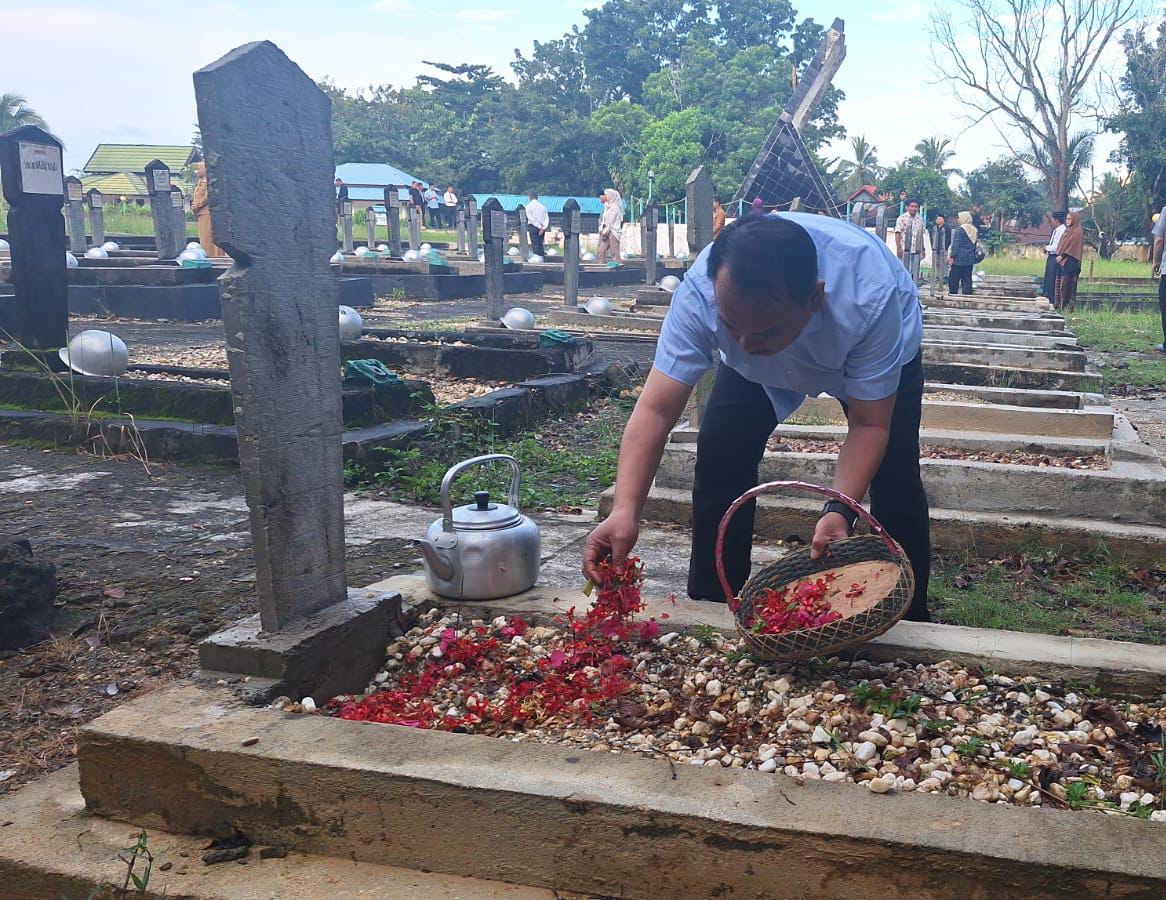 Pj Gubernur Sultra periode 2023-2025, Andap Budhi Revianto saat ziarah ke Taman Makam Pahlawan.