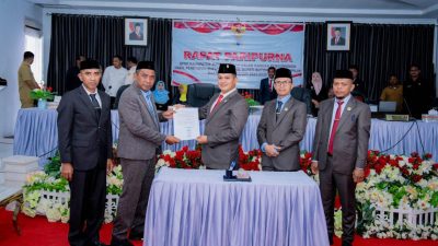 DPRD Kabupaten Buton Tengah saat menggelar rapat paripurna pada Senin (3/3) untuk menetapkan Dr. Azhari dan Adam Basan sebagai Bupati dan Wakil Bupati terpilih periode 2025-2030. (FOTO: Bagian Protokol Buteng)