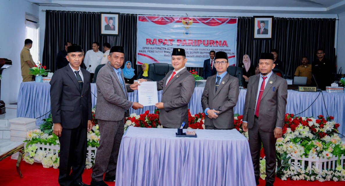 DPRD Kabupaten Buton Tengah saat menggelar rapat paripurna pada Senin (3/3) untuk menetapkan Dr. Azhari dan Adam Basan sebagai Bupati dan Wakil Bupati terpilih periode 2025-2030. (FOTO: Bagian Protokol Buteng)