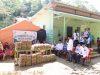 Kanwil Kemenag Sultra saat menyalurkan sejumlah bantuan bagi korban kebakaran di TPA Puuwatu Kota Kendari.