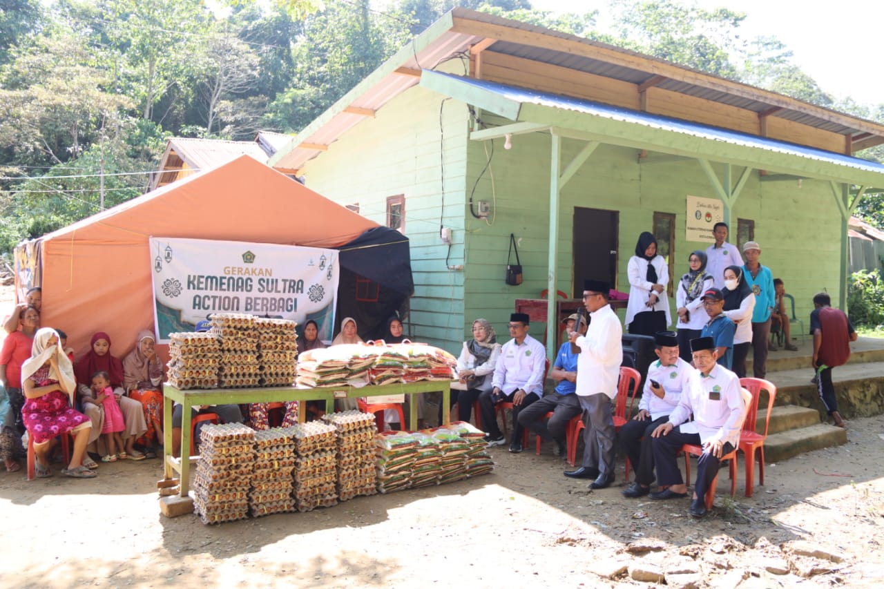Kanwil Kemenag Sultra saat menyalurkan sejumlah bantuan bagi korban kebakaran di TPA Puuwatu Kota Kendari.