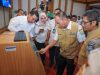 Gubernur Sultra, Andi Sumangerukka, saat meluncurkan layanan SIGAP, aplikasi mobile Bapenda, bersama aplikasi pembayaran pajak digital berupa pembayaran menggunakan QRIS, dan Virtual Account, yang berlangsung di Ruang Pola Kantor Gubernur Sultra pada Rabu (5/3).