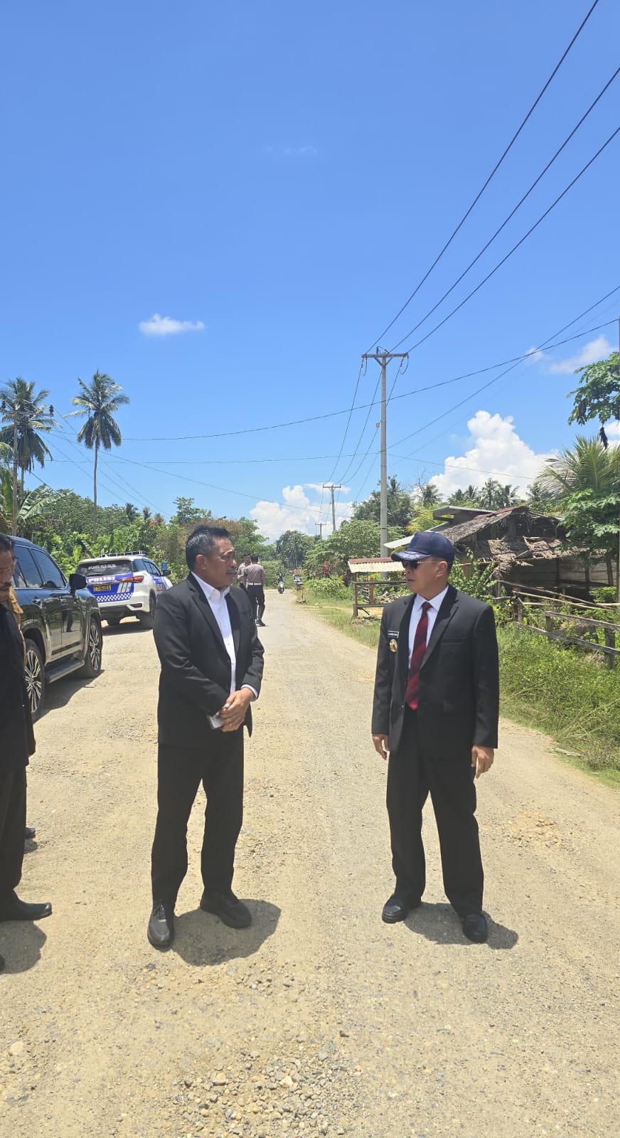 Kepala Dinas SDA dan Bina Marga Sultra, Pahri Yamsul (kiri) bersama Gubernur Sultra Andi Sumangerukka saat mengecek kondisi jalan di Konawe Selatan.