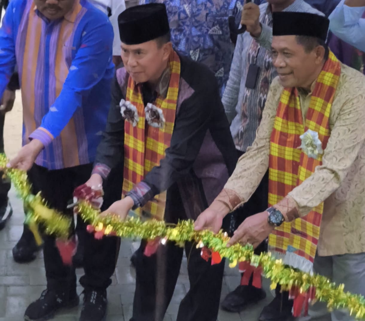 Gubernur Sultra Andi Sumangerukka saat memotong pita peresmikan gedung baru SMA Negeri Unggulan di Sultra.