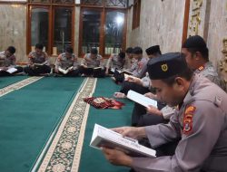Tingkatkan Iman, Personel Polresta Kendari Laksanakan Tadarus Pasca Shalat Tarawih