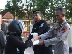 Bid Humas Polda Sultra Bagikan Takjil Gratis untuk Pengendara di Bulan Ramadan