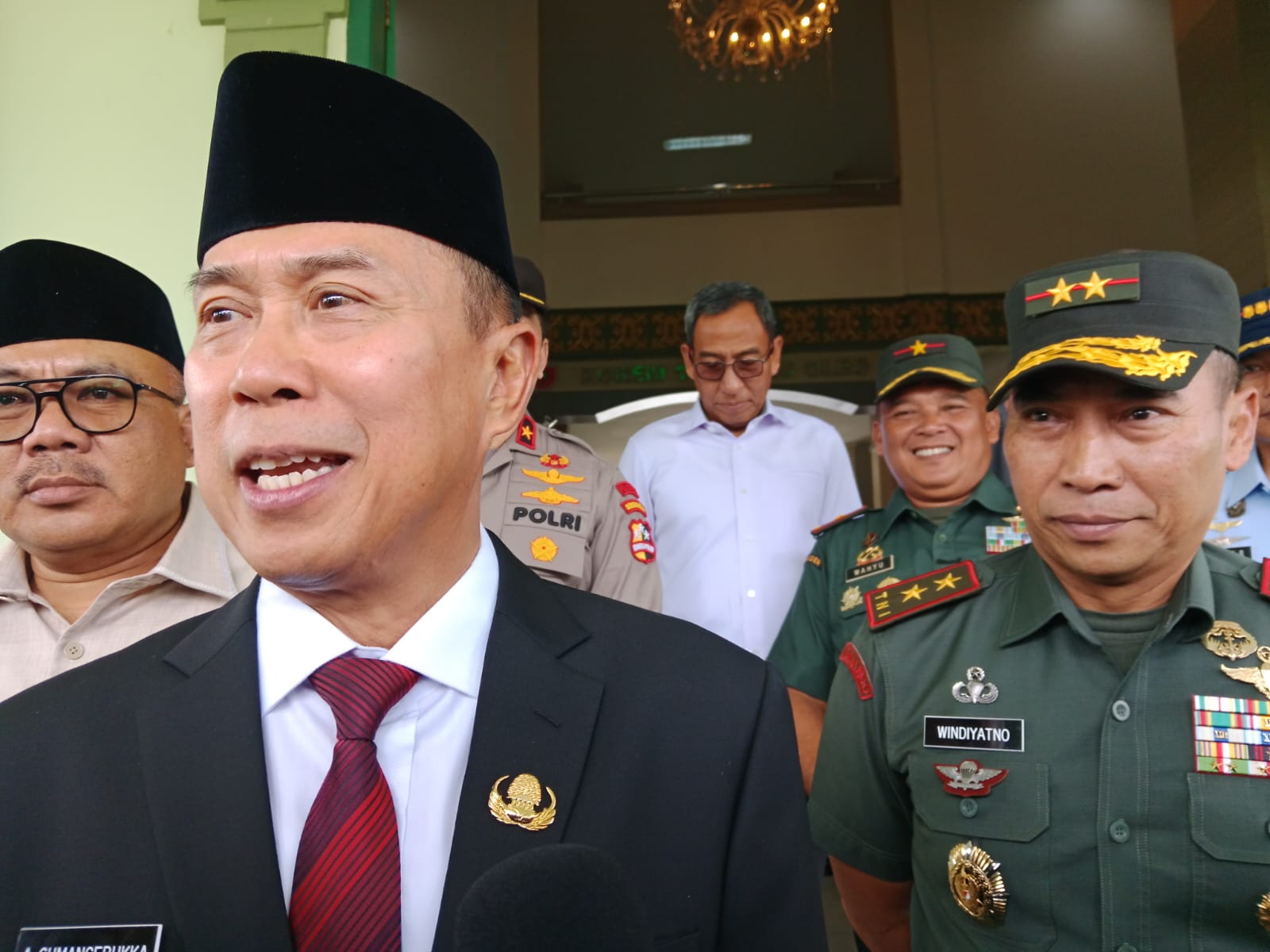 Gubernur Sultra, Mayjen TNI (Purn) Andi Sumangerukka, bersama Pangdam XIV/Hasanuddin, Mayjen TNI Windiyatno, bertempat Korem 143/HO Kendari.