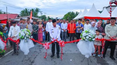 Gubernur Sultra, Andi Sumangerukka, saat meresmikan Gerbang Batas Kabupaten Kolaka Timur-Kabupaten Konawe, bertempat di Kecamatan Tirawuta, Kamis (13/3).