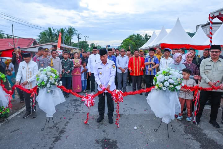 Gubernur Sultra, Andi Sumangerukka, saat meresmikan Gerbang Batas Kabupaten Kolaka Timur-Kabupaten Konawe, bertempat di Kecamatan Tirawuta, Kamis (13/3).