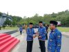 Gubernur Sultra, Andi Sumangerukka, saat memberikan penghargaan kepada tiga instansi teladan Pemprov Sultra pada upacara peringatan Hari Kesadaran Nasional (HKN) 2025.