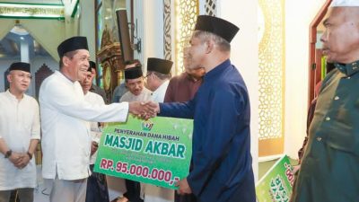 Wagub Sultra, Hugua, saat menghadiri dan memberikan sambutan dalam Peringatan Nuzulul Qur’an Tingkat Provinsi Sulawesi Tenggara Tahun 1446 H/2025 M, yang dirangkaikan dengan penyerahan hibah kepada organisasi/lembaga keagamaan dan rumah ibadah, di Masjid Raya Al-Kautsar Kendari.