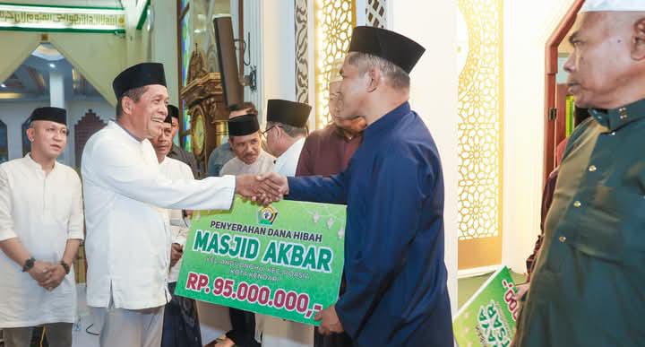 Wagub Sultra, Hugua, saat menghadiri dan memberikan sambutan dalam Peringatan Nuzulul Qur’an Tingkat Provinsi Sulawesi Tenggara Tahun 1446 H/2025 M, yang dirangkaikan dengan penyerahan hibah kepada organisasi/lembaga keagamaan dan rumah ibadah, di Masjid Raya Al-Kautsar Kendari.