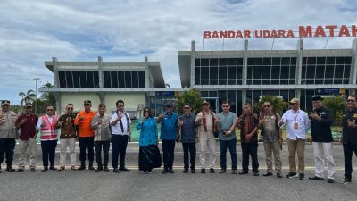Wagub Sultra Hugua, turut serta dalam penerbangan perdana Kendari-Wakatobi.