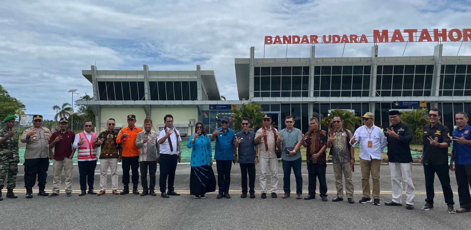 Wagub Sultra Hugua, turut serta dalam penerbangan perdana Kendari-Wakatobi.