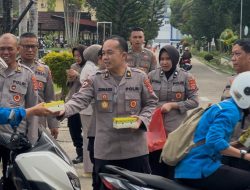Biro SDM Polda Sultra Kembali Berbagi Takjil, Pererat Kebersamaan dengan Masyarakat