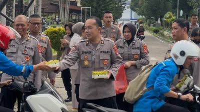 Biro SDM Polda Sultra Kembali Berbagi Takjil, Pererat Kebersamaan dengan Masyarakat