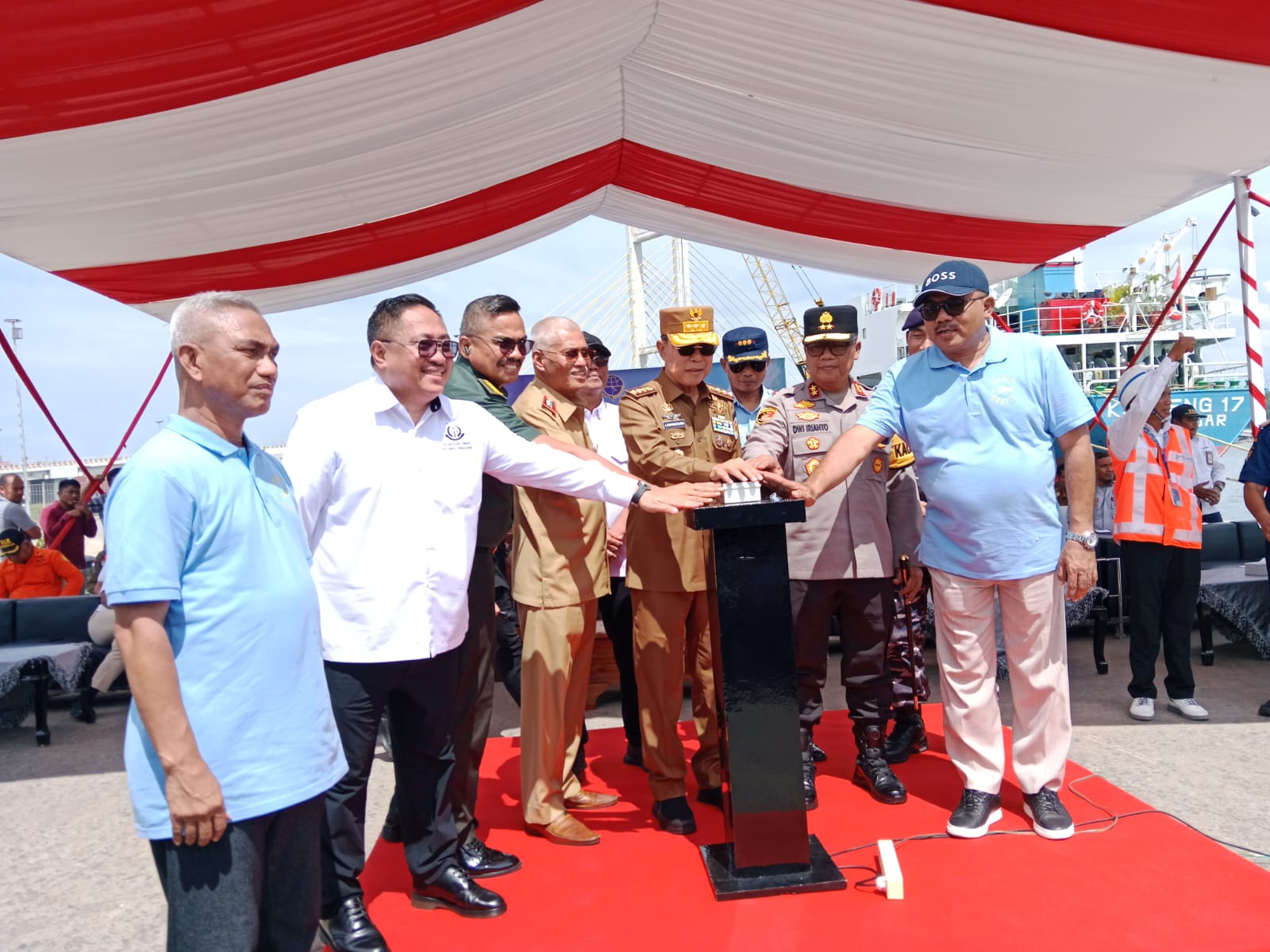 Gubernur Sultra, Andi Sumangerukka, secara resmi melepas keberangkatan mudik gratis untuk masyarakat di Pelabuhan Nusantara Kendari pada Senin (24/3).