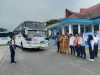 Kepala Dishub Sultra, Muhammad Rajulan bersama General Manager Damri Cabang Kendari, Sadi, saat melepas keberagaman mudik gratis ASR khusus jalur darat berlangsung di Terminal tipe B Baruga Kendari, Selasa (25/3).