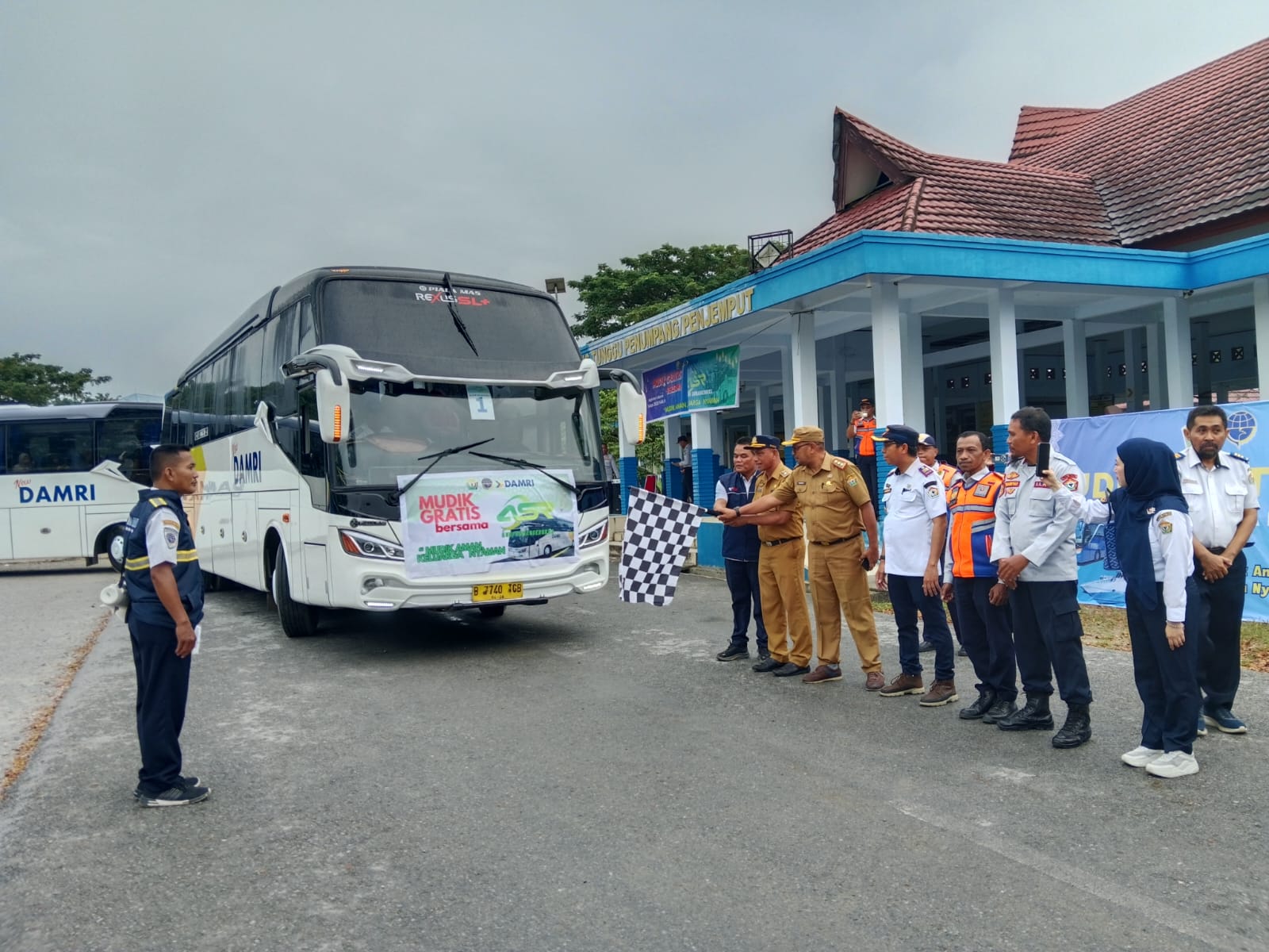 Kepala Dishub Sultra, Muhammad Rajulan bersama General Manager Damri Cabang Kendari, Sadi, saat melepas keberagaman mudik gratis ASR khusus jalur darat berlangsung di Terminal tipe B Baruga Kendari, Selasa (25/3).