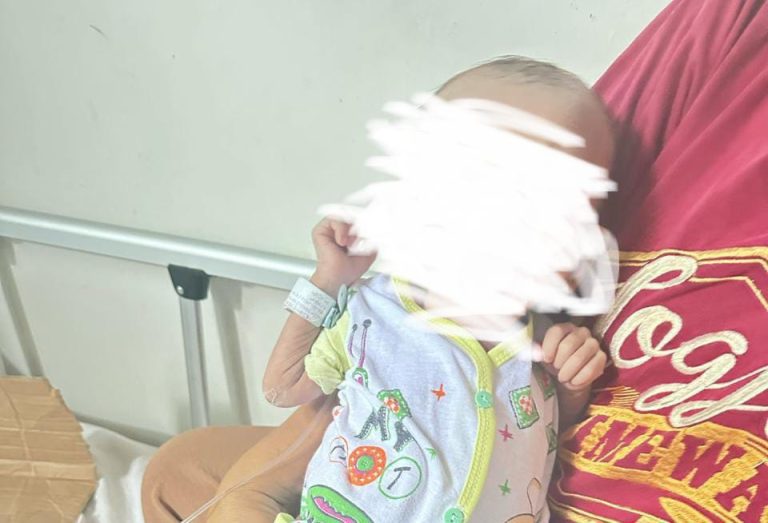 Bayi 8 bulan mengalami stunting sedang menjalani perawatan di RS Abunawas Kendari. (FOTO: IST)
