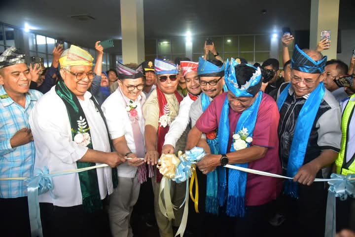 Wagub Sultra Hugua, mewakili Gubernur Sultra saat melaunching penerbangan perdana pesawat Super Air Jet jenis Airbus 320-200 dengan rute Makassar-Baubau dan Baubau-Makassar bertempat di Bandar Udara Betoambari, Kota Baubau, Senin (7/4).