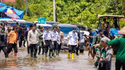 Gubernur Sultra, Andi Sumangerukka, saat melakukan peninjauan langsung terhadap lokasi banjir yang melanda Desa Sambandete, Kecamatan Oheo, Kabupaten Konawe Utara (Konut), Rabu (9/4). (Dok. Istimewa)