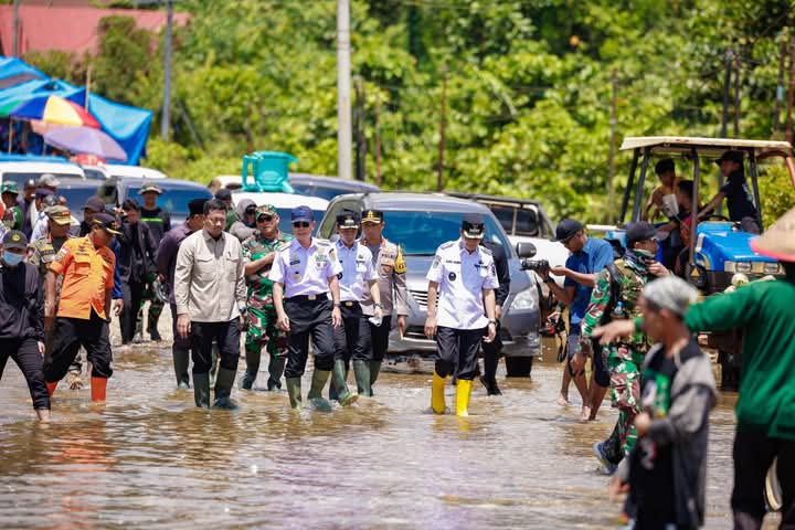 Gubernur Sultra, Andi Sumangerukka, saat melakukan peninjauan langsung terhadap lokasi banjir yang melanda Desa Sambandete, Kecamatan Oheo, Kabupaten Konawe Utara (Konut), Rabu (9/4). (Dok. Istimewa)