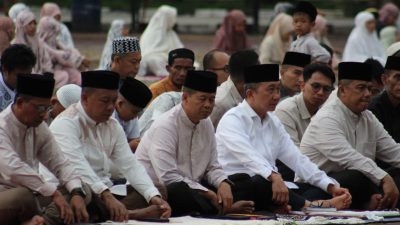Polda Sultra Gelar Sholat Idul Fitri di Lapangan Apel Presisi
