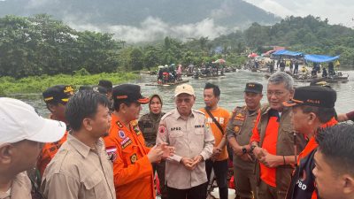 Atas arahan Gubernur, Mayjen TNI (Purn) Andi Sumangerukka, Sekda Sultra, Drs H Asrun Lio MHum PhD, Minggu (6/4) saat meninjau secara langsung dampak banjir di Kabupaten Konawe Utara (Konut). Turut mendampingi Kepala Dinas BPBD Provinsi Sultra, Wabup Konut, Camat Oheo Konut, dan berbagai pihak terkait lainnya serta masyarakat sekitar.